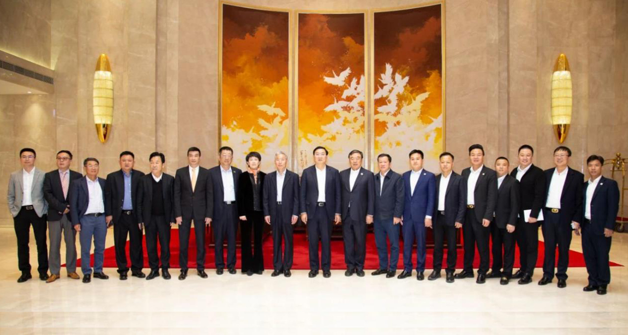 Symposium held between Wang Fengchao, the mayor of Chengdu municipality and  the leaders of Outlets group